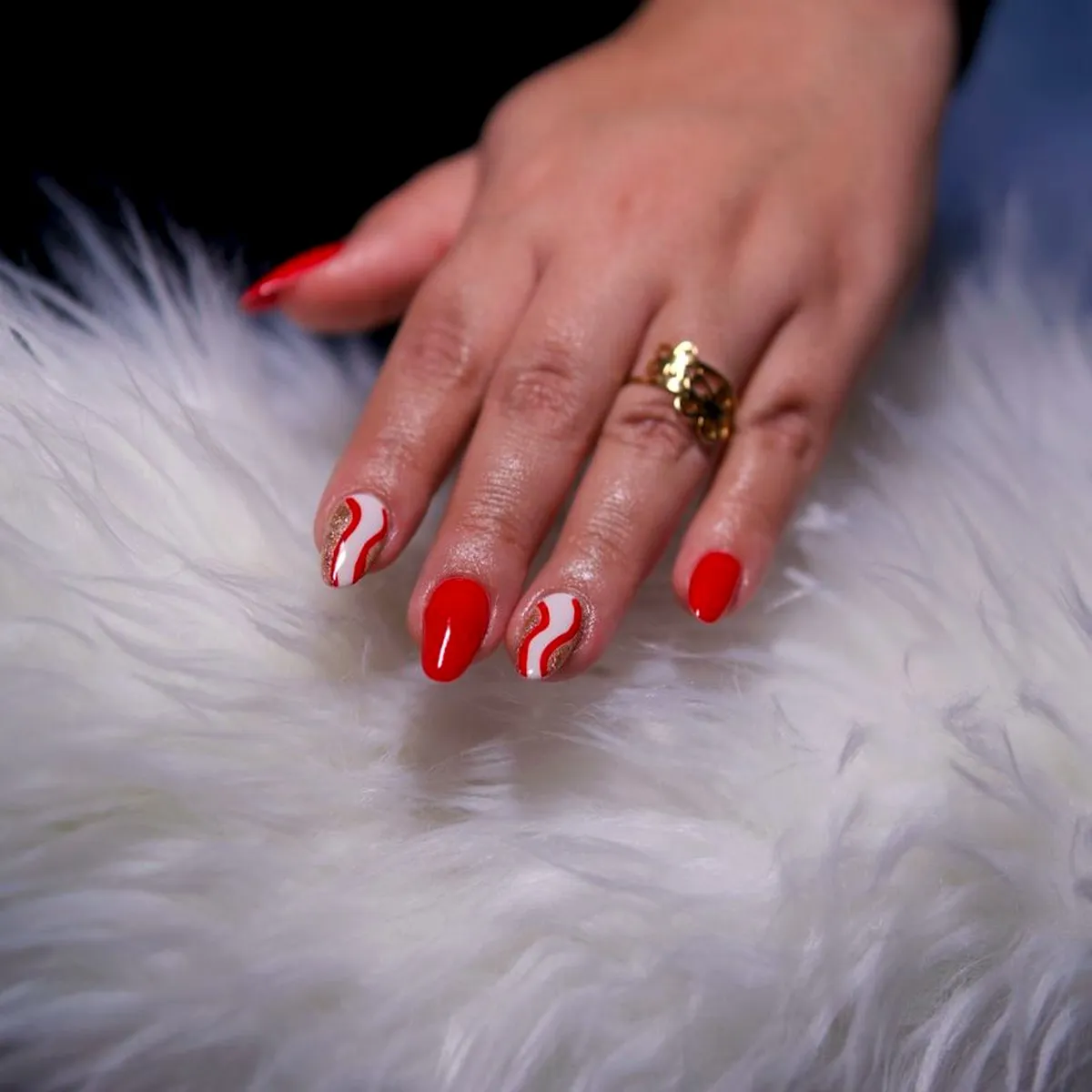 Unhas vermelhas curtas