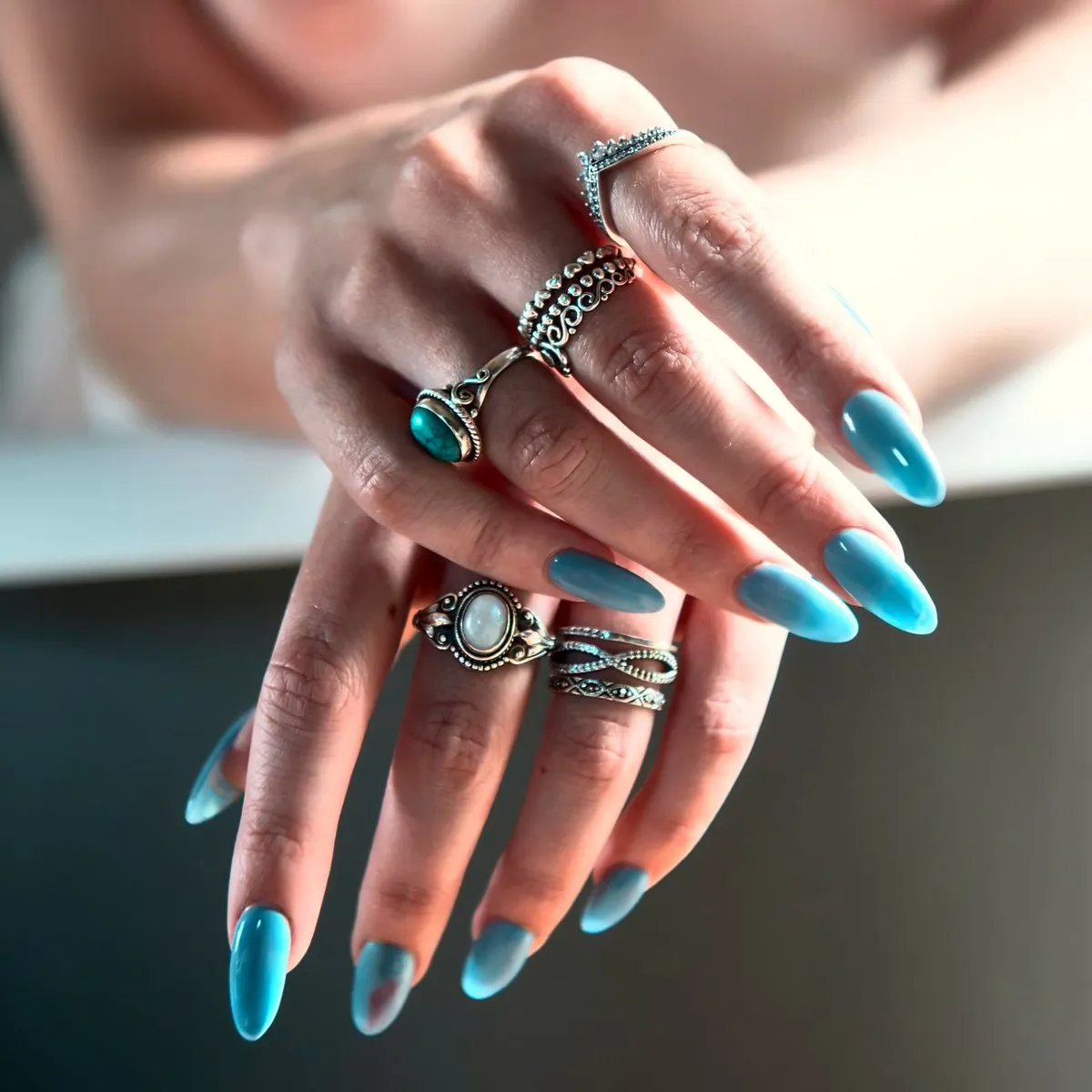 Mão com anéis e unhas compridas