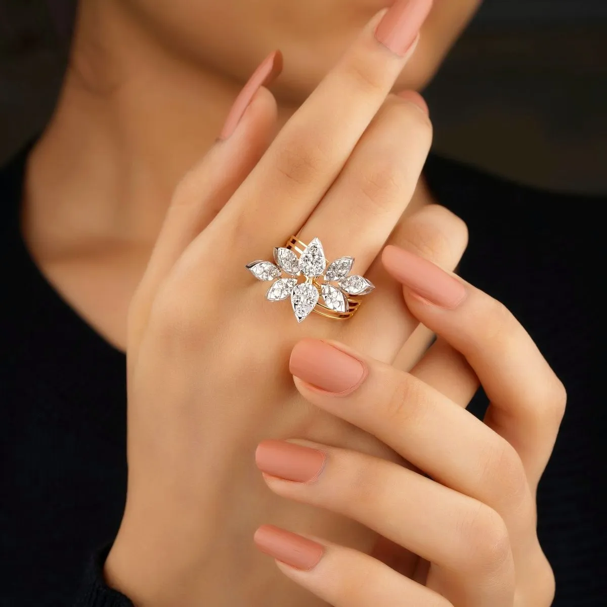 Unhas amendoadas com anéis