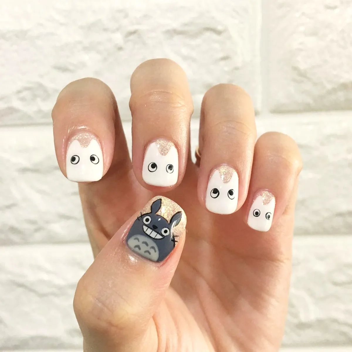 Mão com manicura clara
